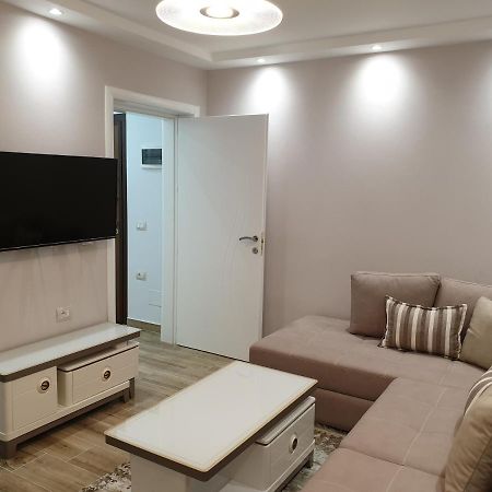 Vacation Apartment Near The Lake Apartament Afer Liqenit Поградец Екстериор снимка