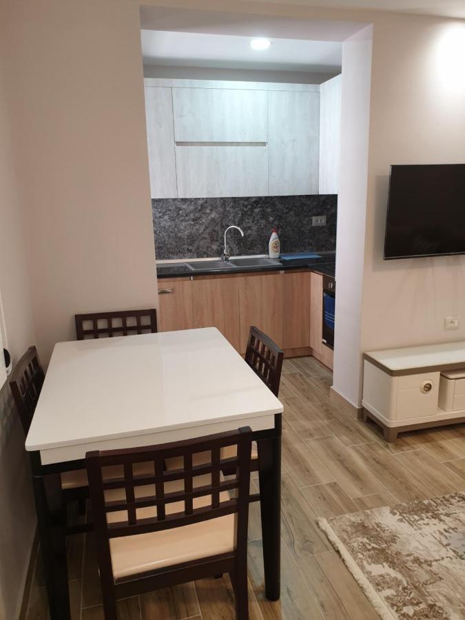 Vacation Apartment Near The Lake Apartament Afer Liqenit Поградец Екстериор снимка