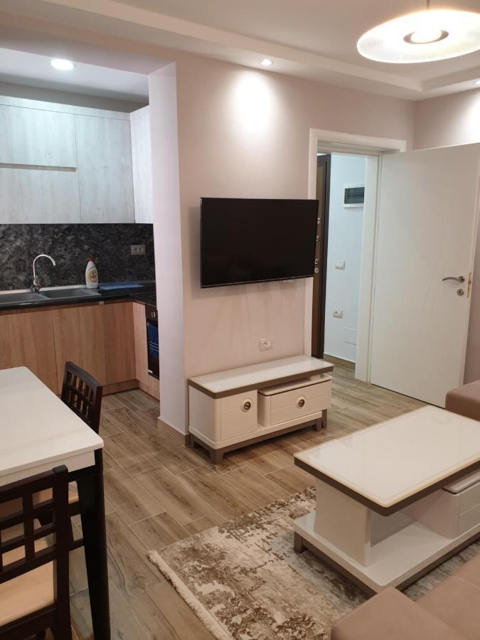 Vacation Apartment Near The Lake Apartament Afer Liqenit Поградец Екстериор снимка