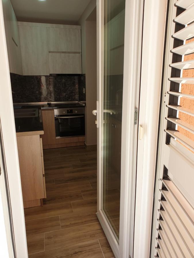 Vacation Apartment Near The Lake Apartament Afer Liqenit Поградец Екстериор снимка